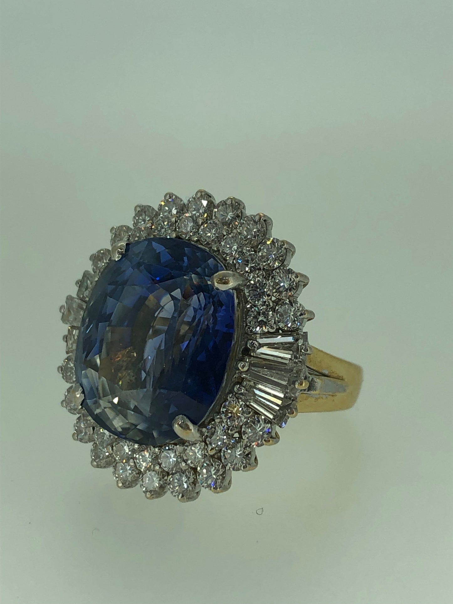 18 ct Yellow and White gold Ceylon Saphire and Diamond cluster rind