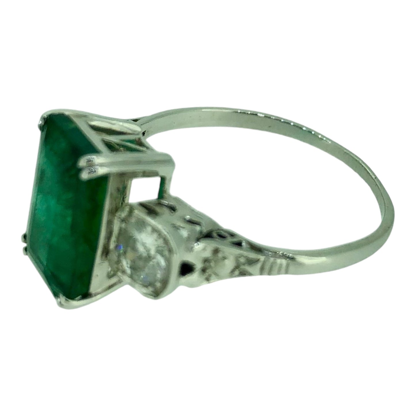 Emerald 18ct white gold ring